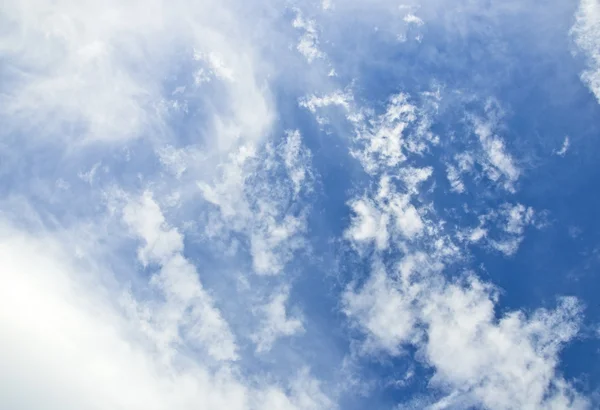 Blauer Himmel und Wolken. — Stockfoto