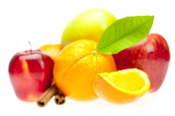 Pomeranče, skořice hole a jablka — Stock fotografie