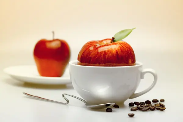 Manzanas en una taza — Foto de Stock