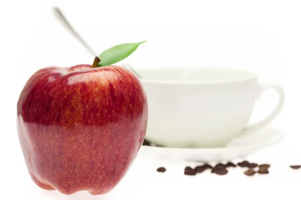 Apfel und eine Tasse — Stockfoto
