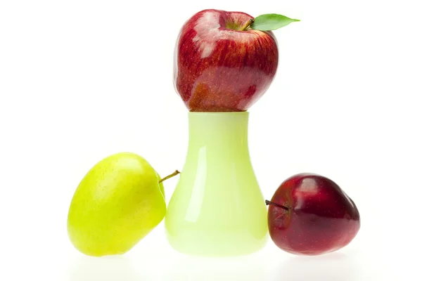 Äpplen i vasen — Stockfoto