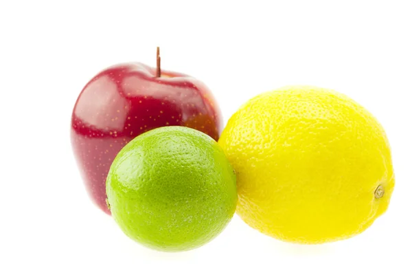 Limone, lime e mela isolati su bianco — Foto Stock