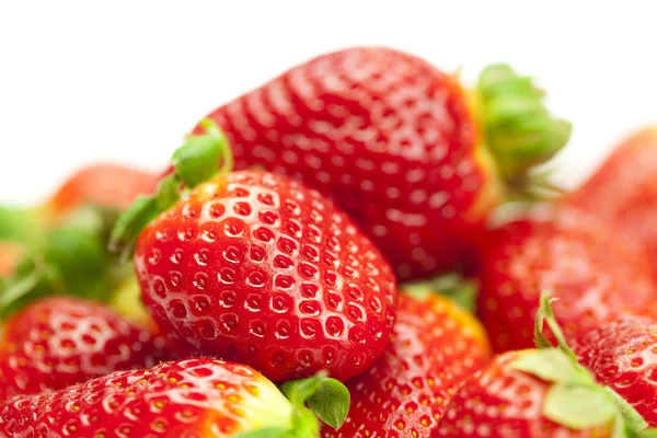 Saftige Erdbeeren isoliert auf weiß — Stockfoto