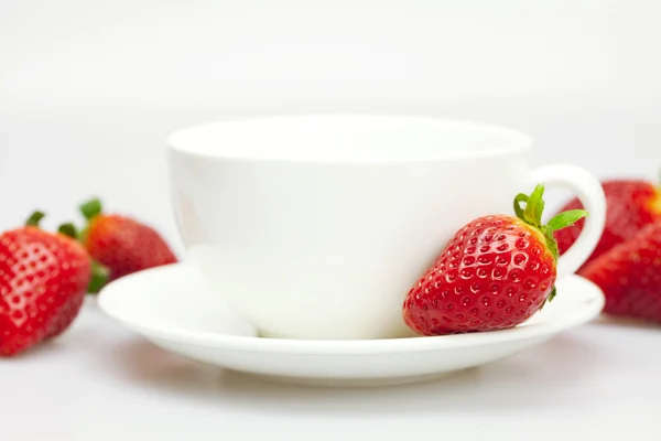 White cup and strawberries — Stock Photo, Image