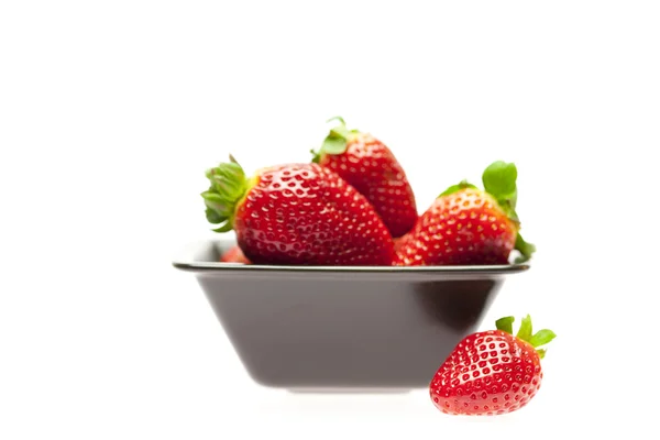 Saftiga jordgubbar i en skål — ストック写真