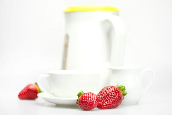 White cup, milk jug, strawberries — Stock Photo, Image
