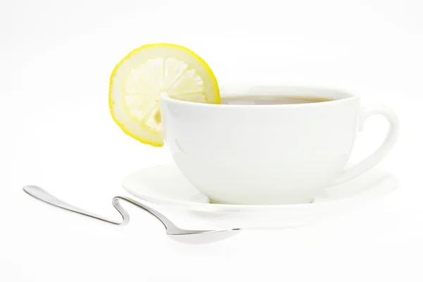 Bílý hrnek s citronem, izolované na bílém — Stock fotografie
