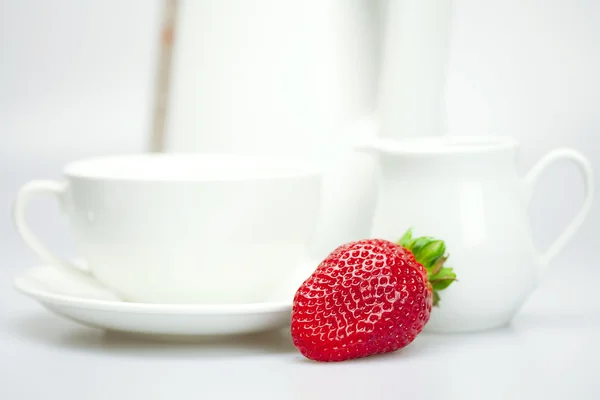 Strawberry, white cup and teapot — Stock Photo, Image