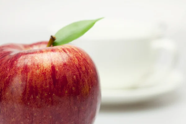 Manzana y una taza — Foto de Stock