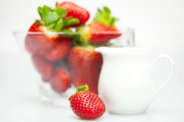 Juicy strawberries in a bowl — Stock Photo, Image
