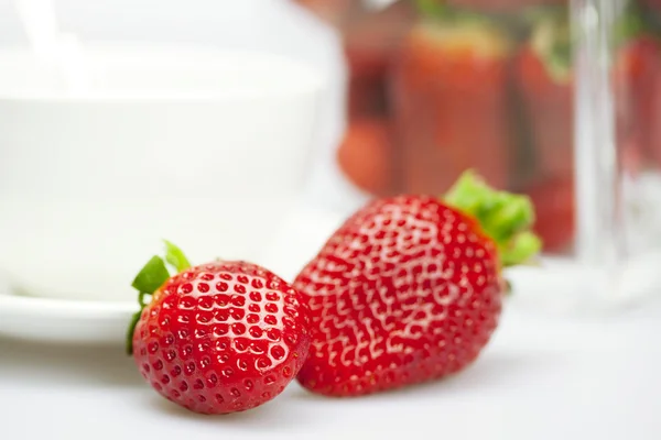 Ζουμερές φράουλες και ένα φλιτζάνι — Φωτογραφία Αρχείου