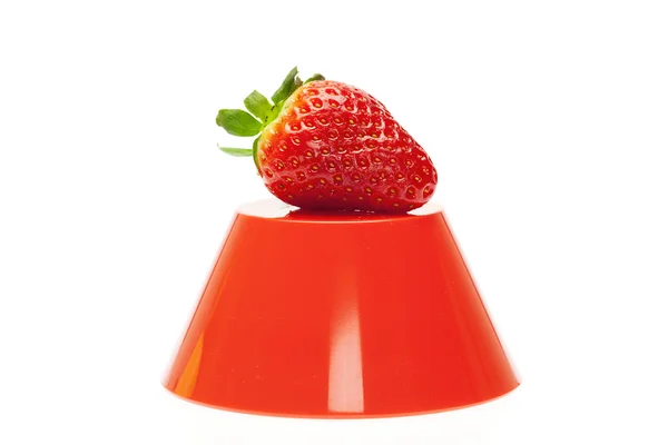 Saftige Erdbeeren auf einer Schüssel — Stockfoto