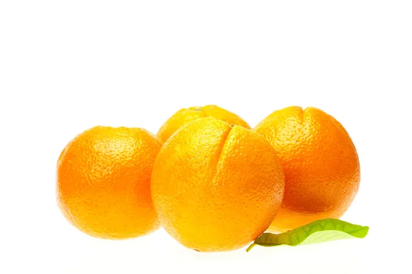 Апельсини з листям — стокове фото