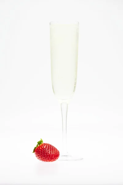 Bir kadeh şampanya ve çilek — Stok fotoğraf