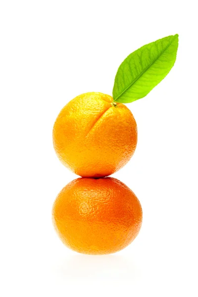 Oranges aux feuilles — Photo