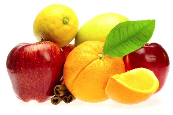 Sinaasappelen, kaneelstokjes en appels — Stockfoto