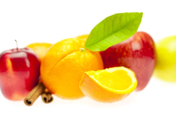 Orangen, Zimtstangen und Äpfel — Stockfoto
