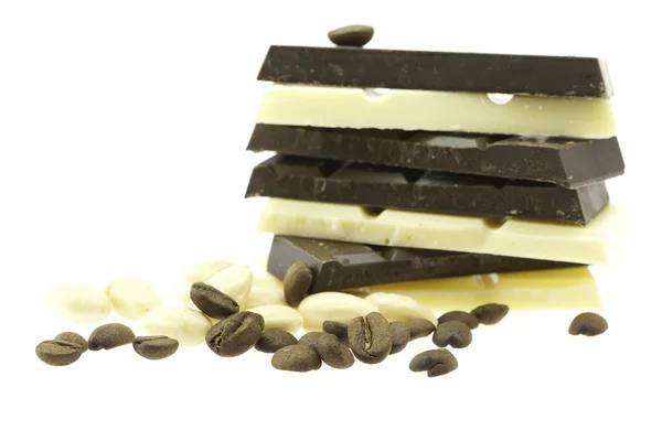Montagna di cioccolato fondente e leggero isolato su bianco — Foto Stock