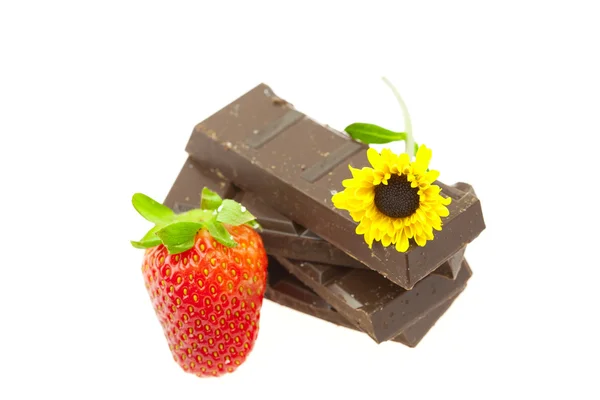 Chokolade, jordbær og blomst isoleret på hvid - Stock-foto