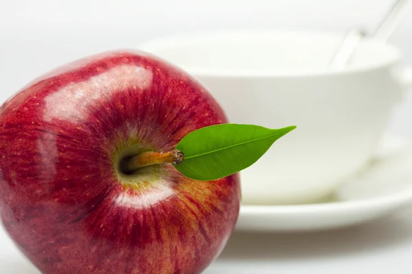 Elma ve bir fincan — Stok fotoğraf