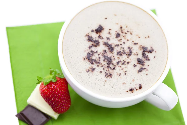 Xícara de cappuccino com chocolate e morango — Fotografia de Stock