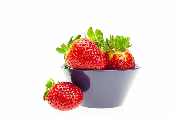 Sappige aardbeien in een kom geïsoleerd op wit — Stockfoto