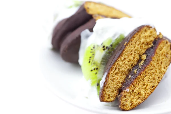 Kuchen mit Sahne und Kiwi auf einem Teller — Stockfoto