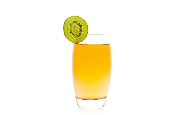 Cocktail met een schijfje voor kiwi geïsoleerd op wit oranje — Stockfoto