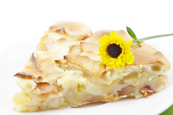 Яблочный пирог и цветок изолированы на белом — стоковое фото