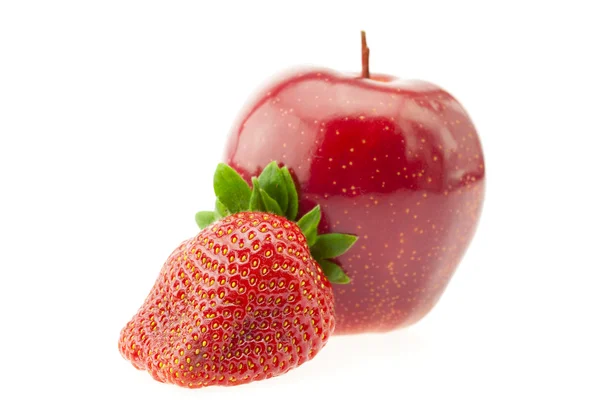 Μήλο και Φράουλα που απομονώνονται σε λευκό — Φωτογραφία Αρχείου