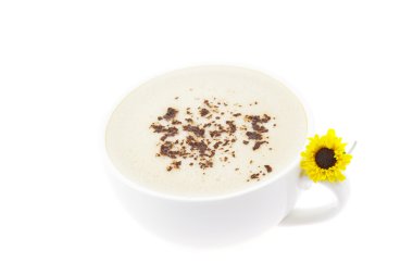 cappuccino ve üzerinde beyaz izole bir çiçek