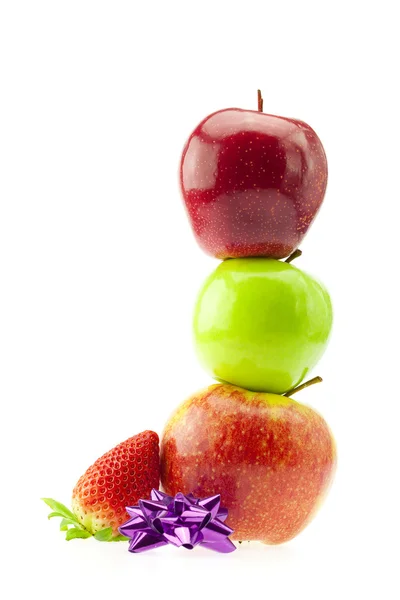 Jabłka, truskawki i łuk na białym tle — Zdjęcie stockowe