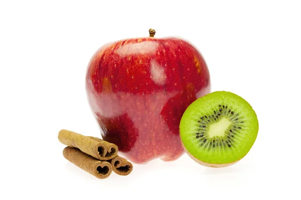 Appel, kiwi en kaneel geïsoleerd op wit — Stockfoto