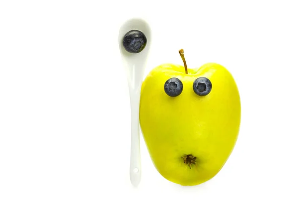 Jabłko z jagód na białym tle oczy — Zdjęcie stockowe