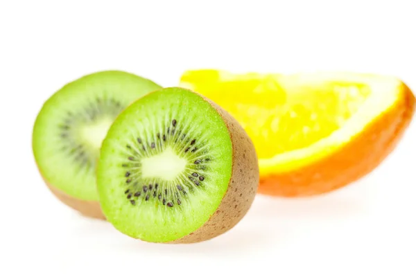 Kiwi jugoso y naranjas aisladas en blanco — Foto de Stock