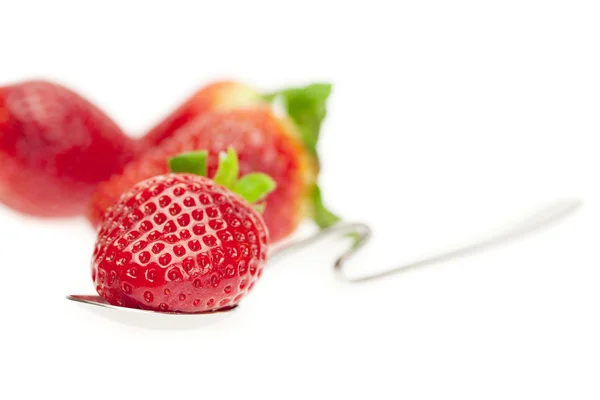 Fresas jugosas en cuchara aislada en blanco — Foto de Stock
