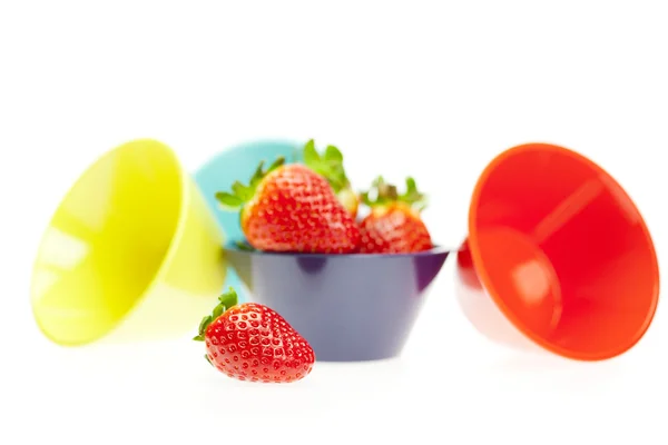 Saftiga jordgubbar i en skål isolerad på vitt — Stockfoto