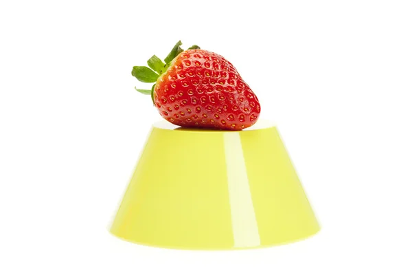 将多汁的草莓放在一个被白色隔离的碗里 — 图库照片