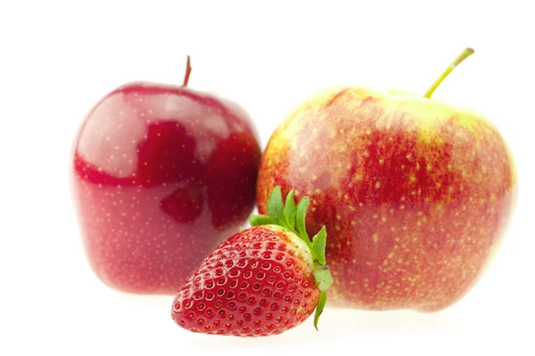 Æbler og jordbær isoleret på hvidt - Stock-foto