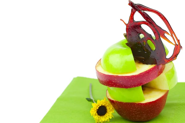 Äpfel in Scheiben geschnitten mit Karamell — Stockfoto