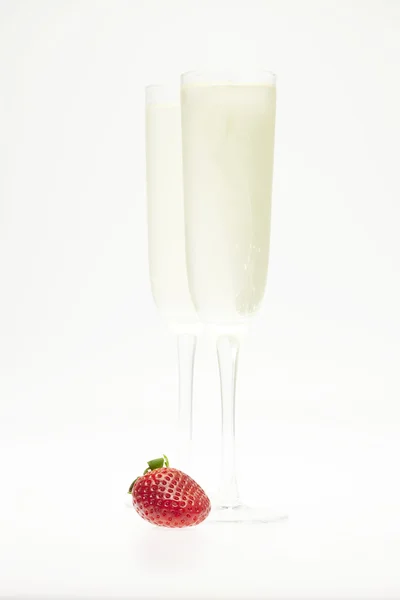 Fraises juteuses et champagne — Photo
