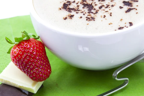 Cappuccino, fresa y chocolate en una servilleta — Foto de Stock