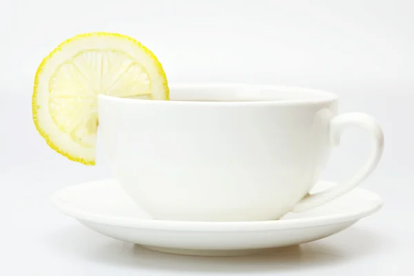 Bílý hrnek a citronem izolovaných na bílém — Stock fotografie