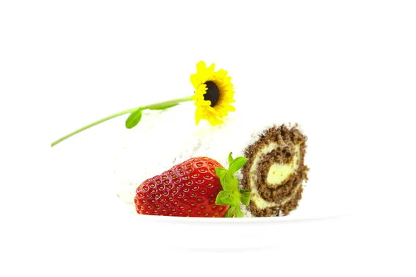 甜面包花和草莓上白色隔离 — 图库照片