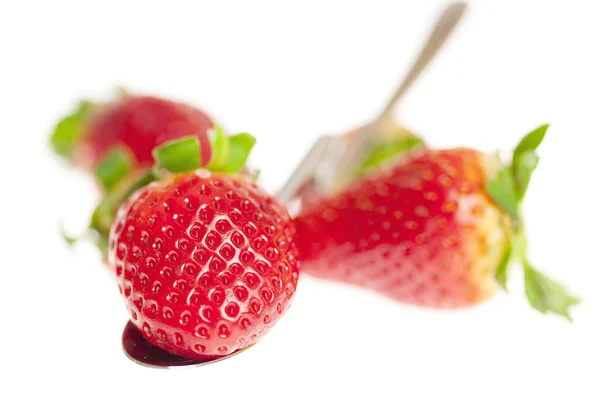 Sappige aardbeien op lepel geïsoleerd op wit — Stockfoto