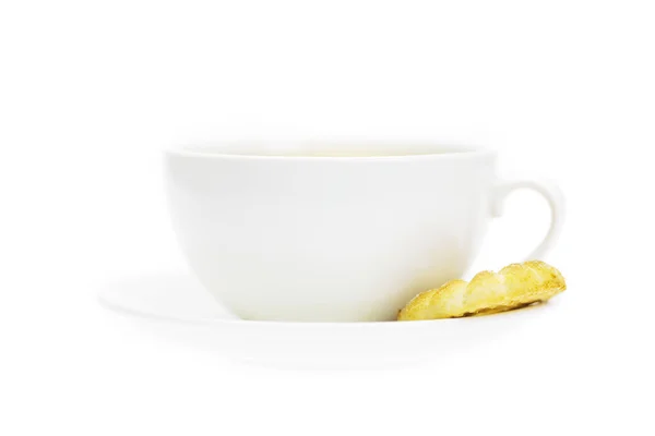 Біла чашка і випічка ізольовані на білому — стокове фото