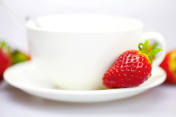 Fragola sulla tazza e sul piattino — Foto Stock
