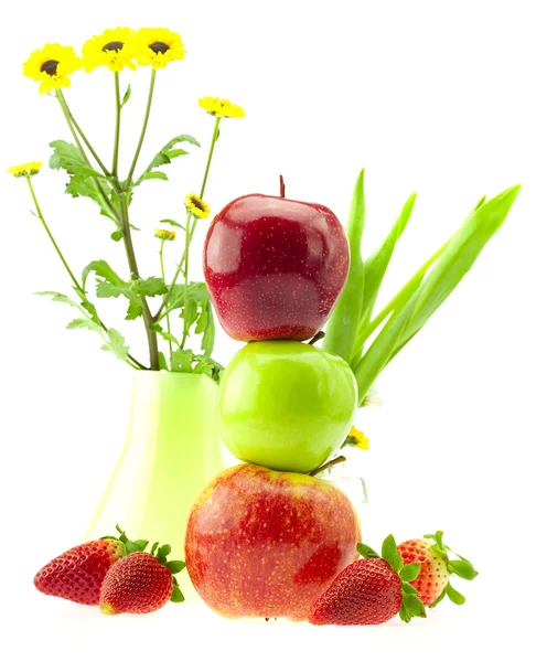 Äpfel, Erdbeeren und Blumen isoliert auf weiß — Stockfoto