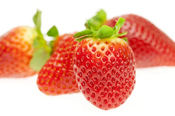 Sappige aardbeien op witte geïsoleerd — Stockfoto