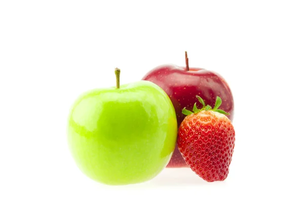 Két alma, szamóca, elszigetelt fehér — Stock Fotó
